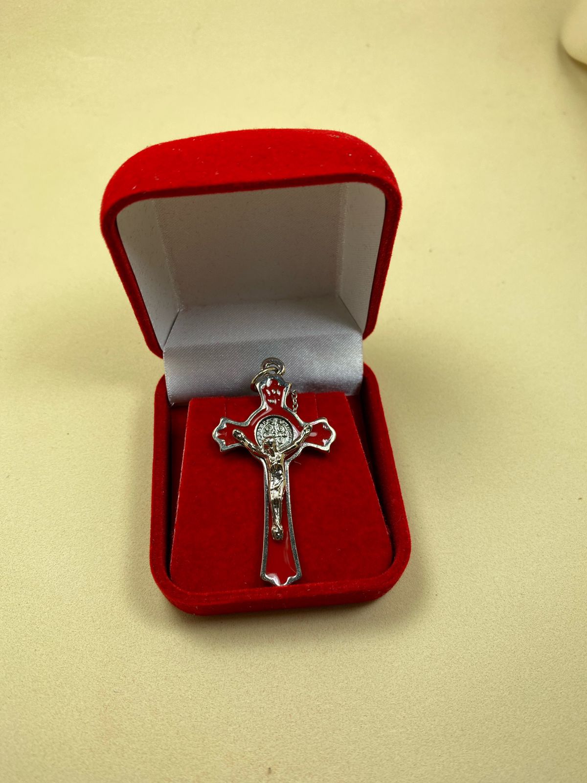 Kit Crucifixo S. Bento Níquel Resinado com corrente inox na caixinha de veludo