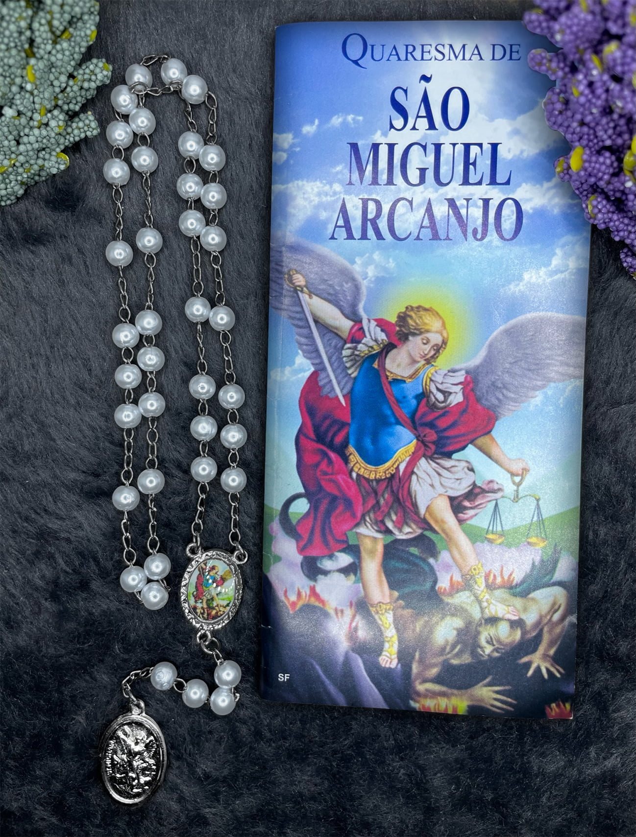 Terço pérola de São Miguel Arcanjo e embalado com folheto